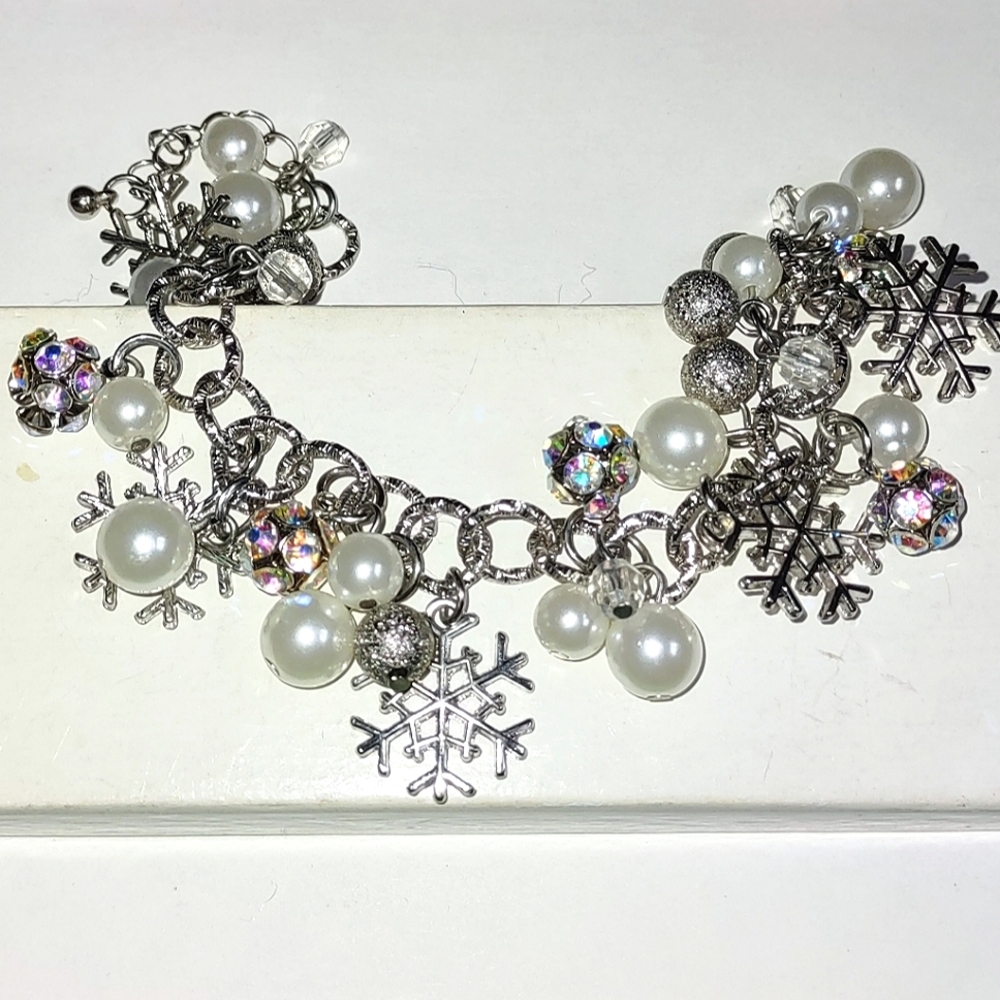 Exquisite Snowflake Charm Bracelet NWOT